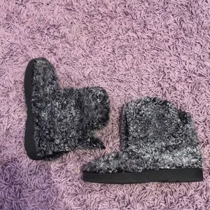 They are fuzzy ankle boots, size 5-6